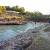 ...fino a incontrare una stretta insenatura che cambia totalmente lo scenario. Siamo davanti a Cala Sottile, una delle pi� piccole spiagge di Monopoli 